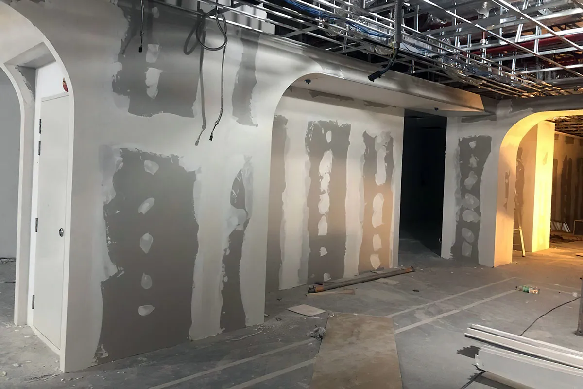 Curved partition walls in a commercial space